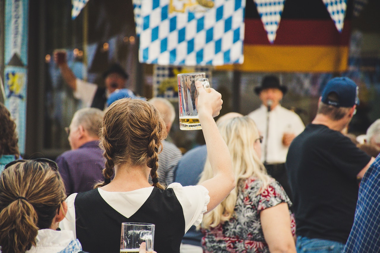 Foto de Brett Sayles: https://www.pexels.com/pt-br/foto/mulher-no-meio-de-uma-multidao-segurando-um-copo-de-cerveja-1467807/